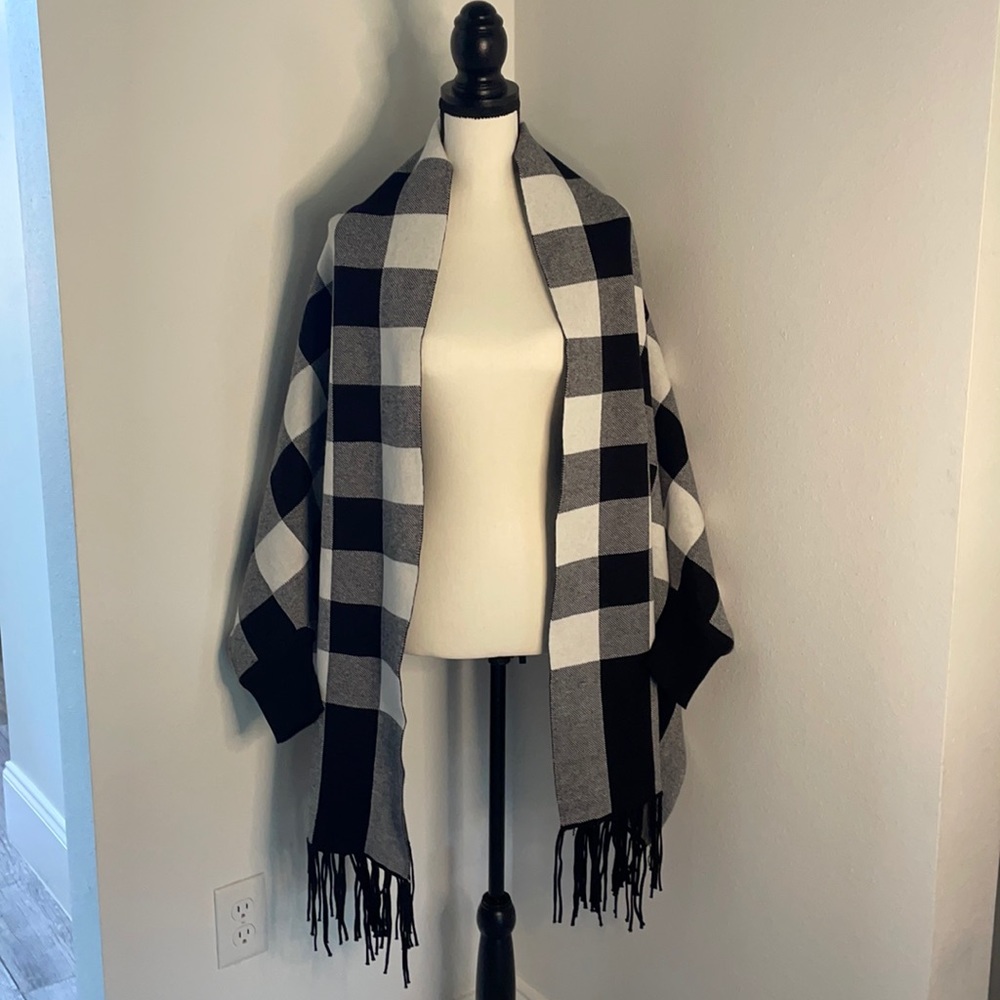 NWT Shiraleah Black Sleeved Reeve Wrap OS